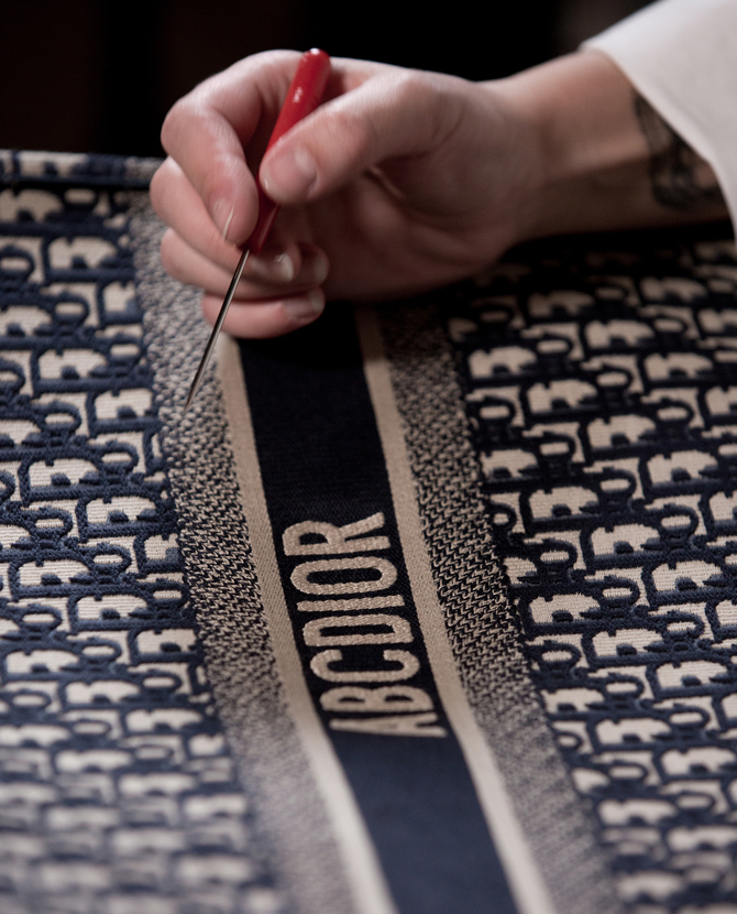 Dior предлагает персонализировать сумки с помощью услуги ABCDior