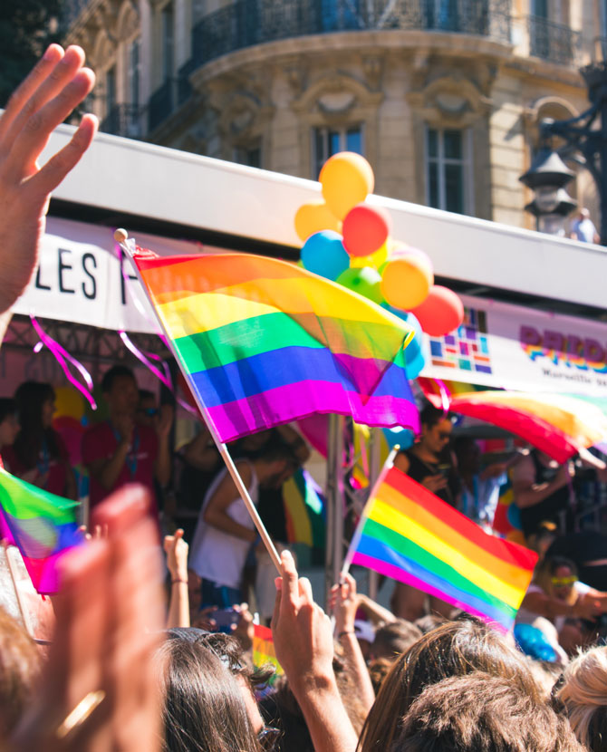 Более половины россиян негативно относятся к представителям ЛГБТ-сообщества