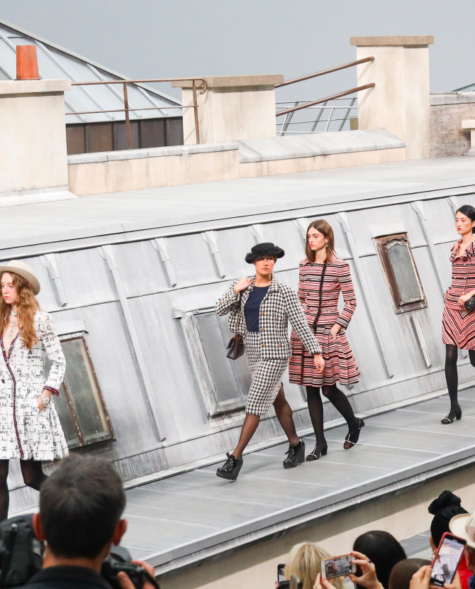 Парижская комедиантка выскочила на подиум в финале показа Chanel