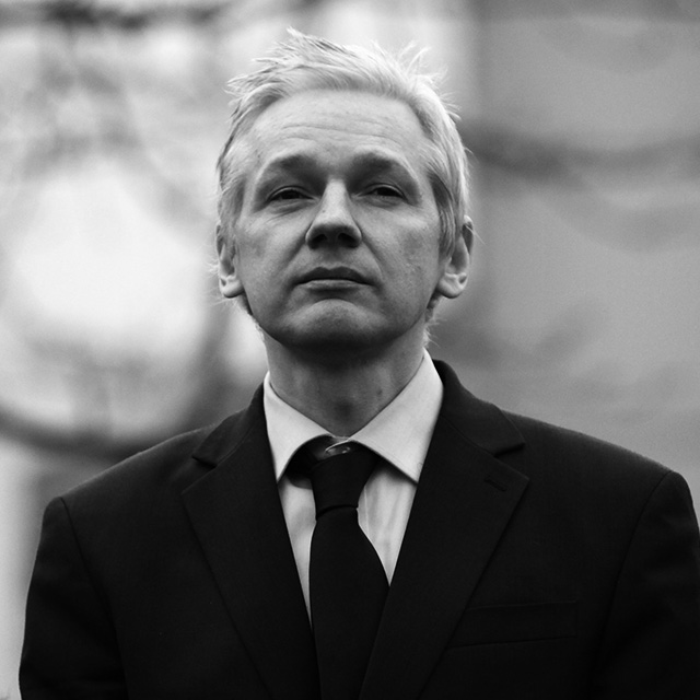 Создатель WikiLeaks примет участие в показе сына Вивьен Вествуд