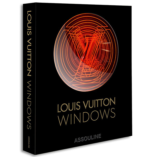 Louis Vuitton посвятил своим витринам книгу