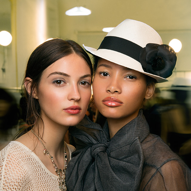 Идея летнего макияжа: бэкстейдж показа круизной коллекции Chanel