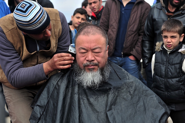 Ай Вэйвэй подстригся в лагере беженцев