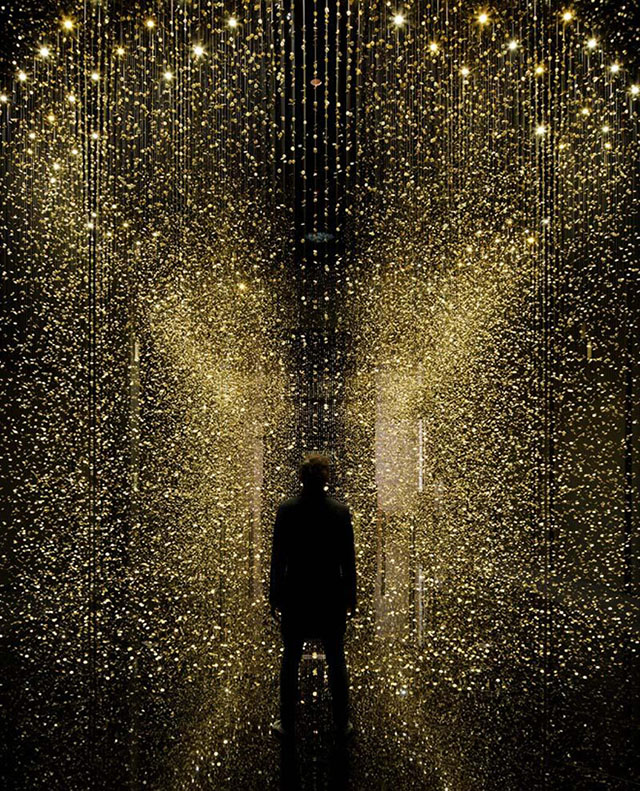 В Токио открылась арт-инсталляция из 80 тысяч циферблатов