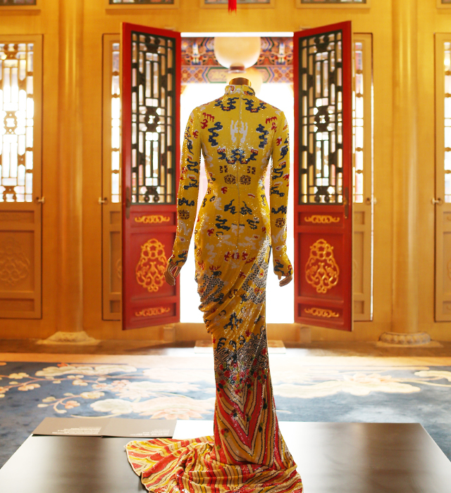 Каталог к выставке China: Through the Looking Glass, который вы точно захотите купить