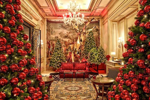Лесные звери в рождественских декорациях Four Seasons Hotel George V