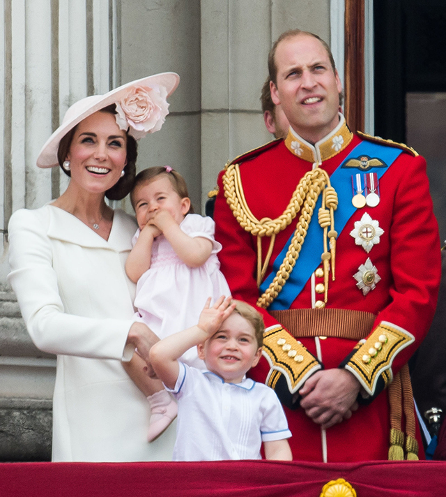 Фото дня: принц Джордж и принцесса Шарлотта на параде в честь королевы Елизаветы II