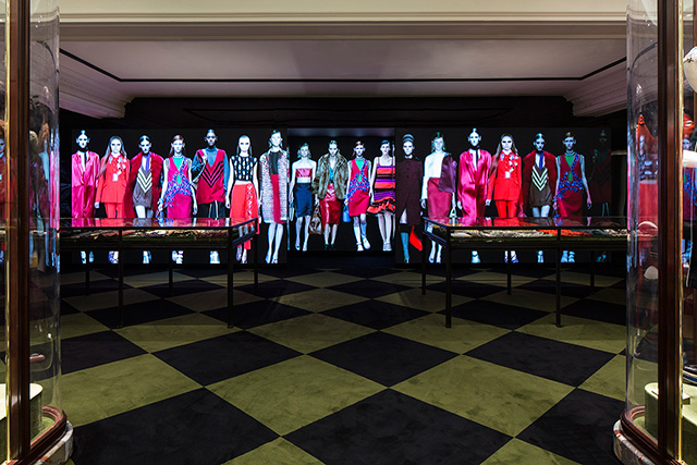 Prada откроют в Турине бутик и подарят местному театру новый занавес