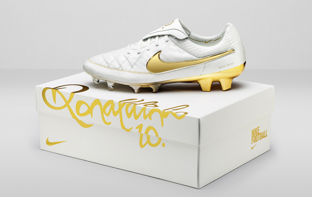 Nike выпускает лимитированную коллекцию футбольных бутсов в честь Роналдиньо