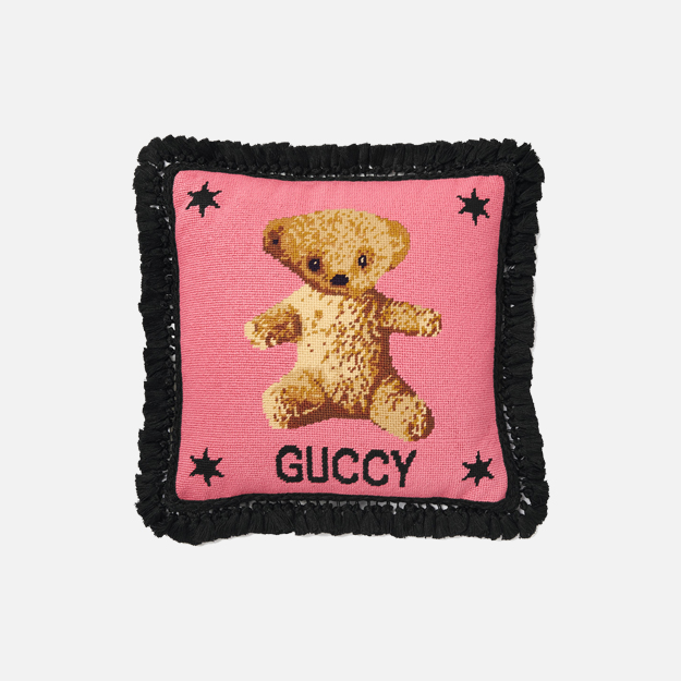 Рычащие тигры, цветы и монограммы в новой интерьерной коллекции Gucci