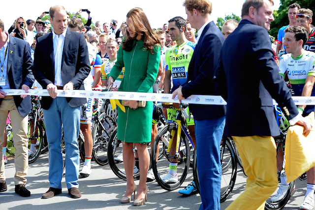 Кейт Миддлтон, принц Уильям и принц Гарри дали старт \"Тур де Франс\"