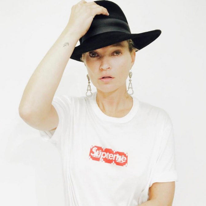 Кейт Мосс примерила футболку Supreme x Louis Vuitton