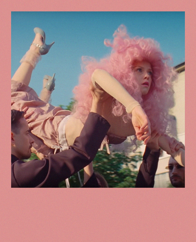 Женя Борзых танцует и поет в розовом парике в клипе «СБПЧ» на трек «Злой»