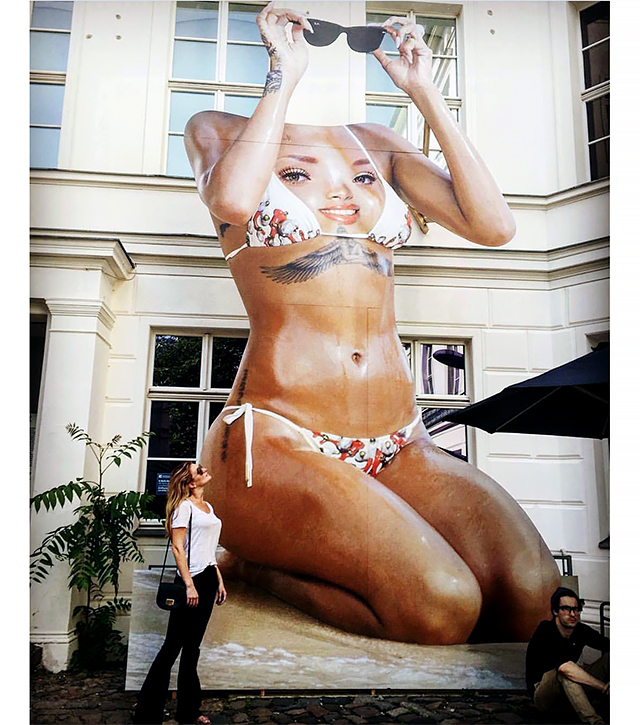 Голову с плеч! Скульптура Рианны на биеннале современного искусства в Берлине