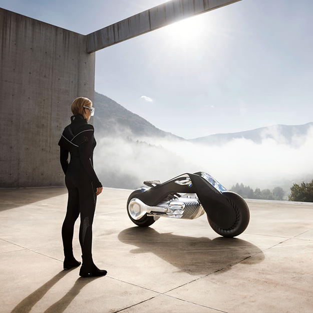 Компания BMW представила сверхбезопасный мотоцикл, с которого невозможно упасть