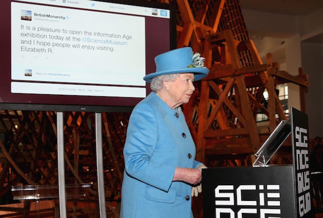 Первый \"твит\" королевы Елизаветы II в микроблоге Twitter