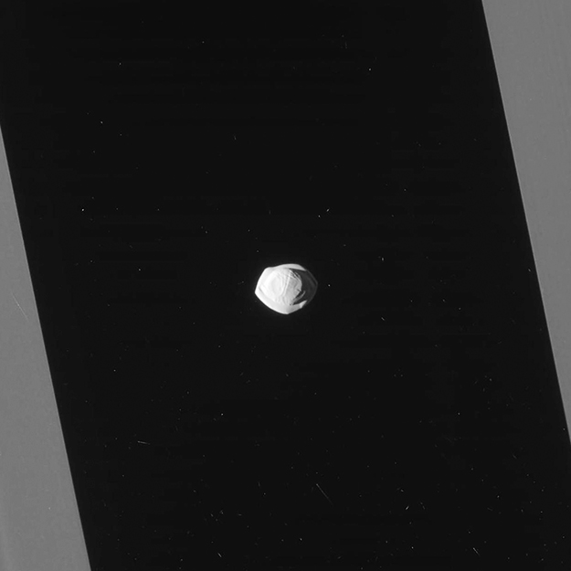 Спутник Сатурна похож на пельмень