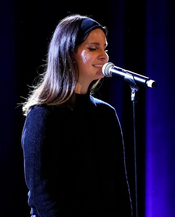Лана дель Рей исполнила две новые песни на концерте в поддержку ЛГБТ-сообщества