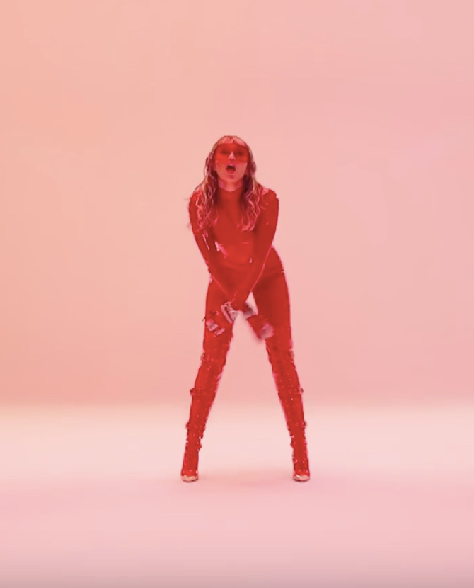 Майли Сайрус танцует в латексном комбинезоне в видео на трек «Mother's Daughter»