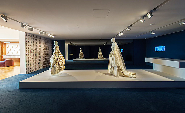 На новой выставке Louis Vuitton рассказывает историю костюма