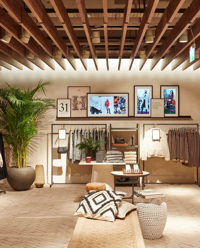 H&M открыл магазин нового формата в Германии — с йогой, кафе и садиком