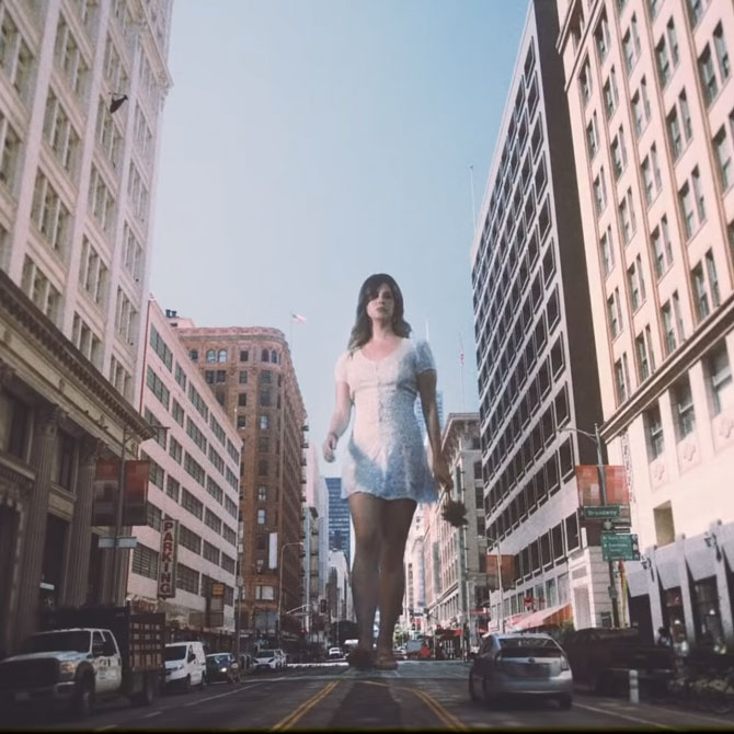 Огромная Лана дель Рей ходит по Лос-Анджелесу в клипе «Doin’ Time»