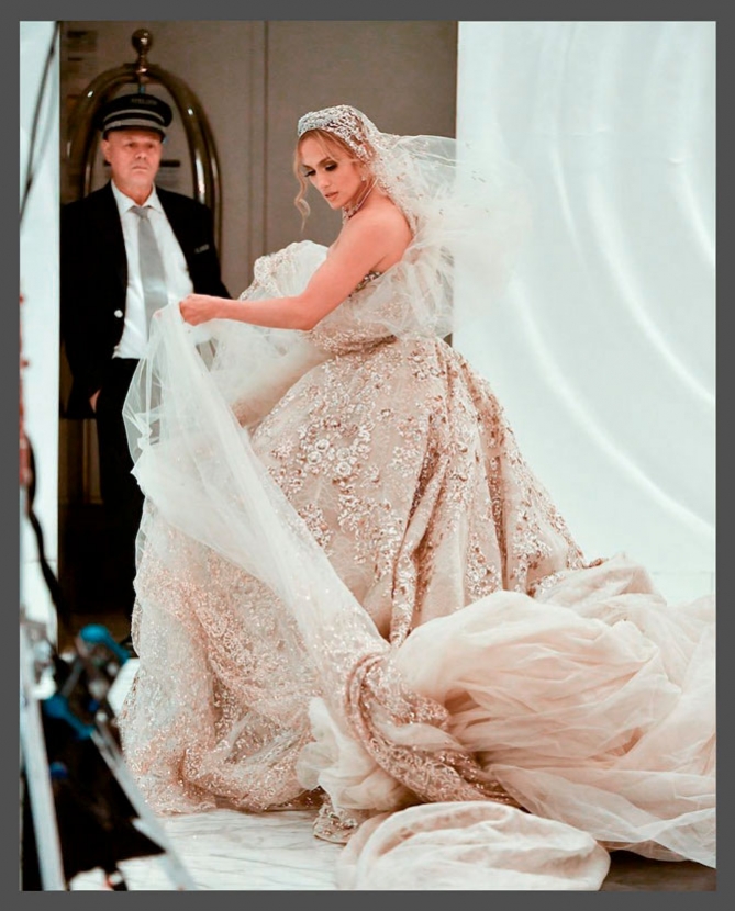 Дженнифер Лопес прошлась по улицам Нью-Йорка в свадебном платье