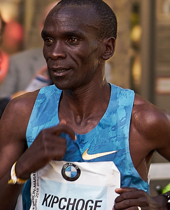 Элиуд Кипчоге стал первым в мире человеком, пробежавшим марафон быстрее двух часов