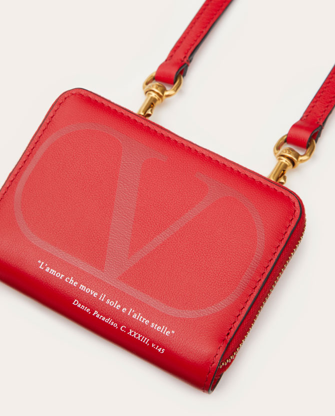 Valentino посвятил красную капсулу Love Lab зимним праздникам
