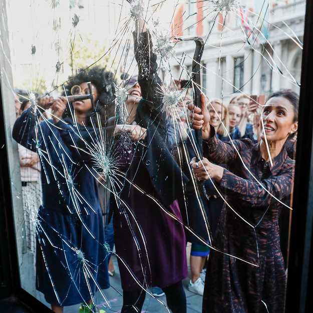 Почему женщины стали разбивать витрины главных лондонских магазинов
