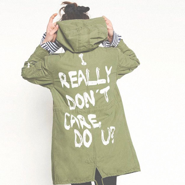 Художники и дизайнеры переделывают возмутившую всех куртку Мелании Трамп
