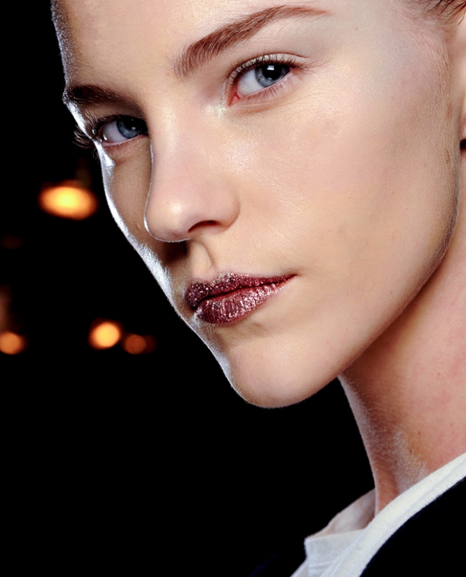 Красота в деталях: металлические губы на показе Christian Dior Couture