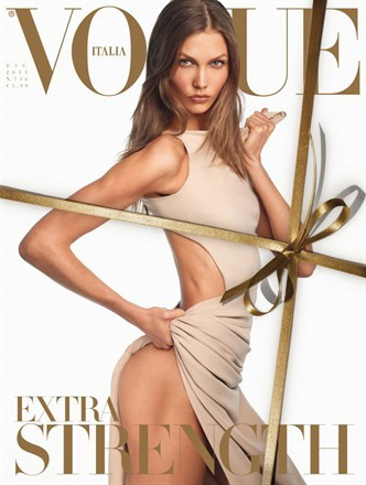 Карли Клосс в роли подарка в Vogue Italy