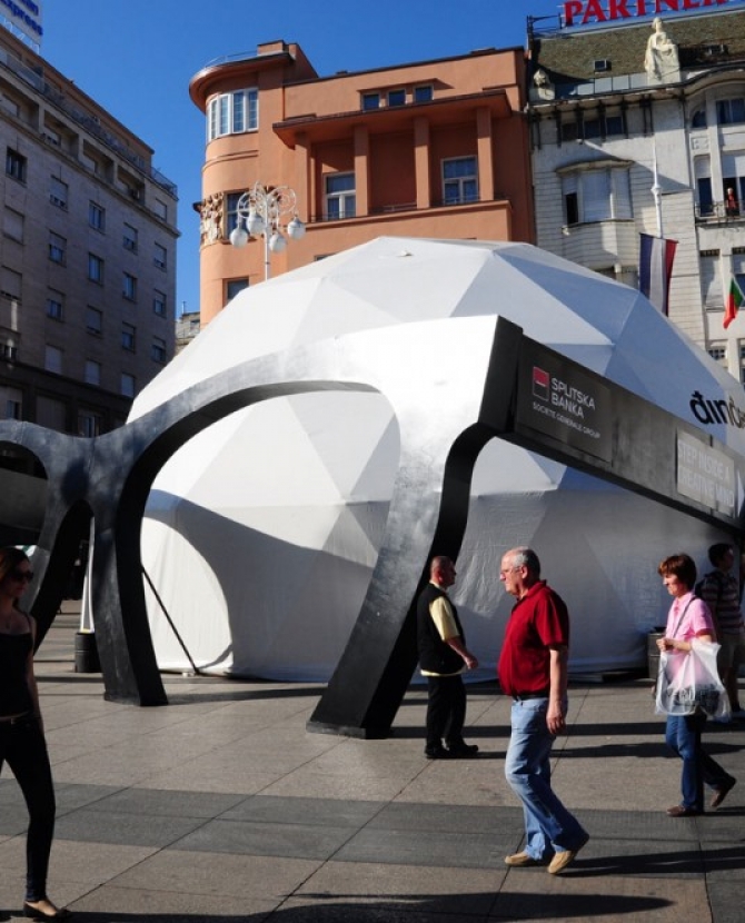 Инсталляция в центре хорватского Загреба