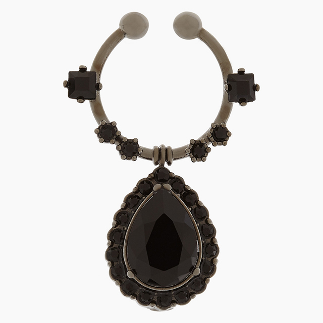Givenchy<p><a target=\"_blank\" href=\"https://www.net-a-porter.com/ua/en/product/607475/Givenchy/nose-ring-in-gunmetal-tone-and-crystal\">net-a-porter.com</a></p>