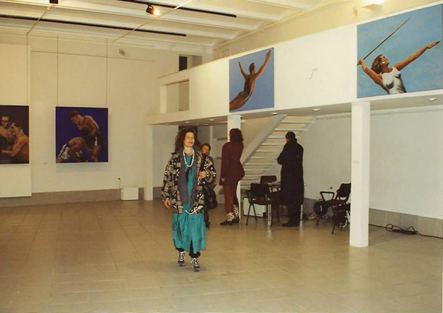 Посетители выставки \"Сила Воли\" в галерея \"Риджина\", ноябрь 1994 года