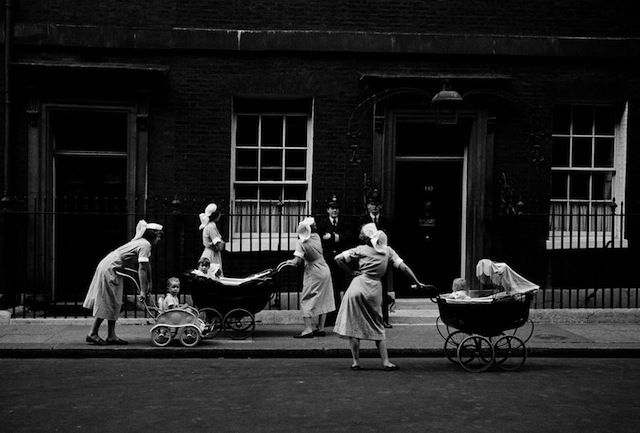 Филип Джонс Гриффитс. Няни на прогулке. Даунинг-стрит, 10. Лондон, 1959