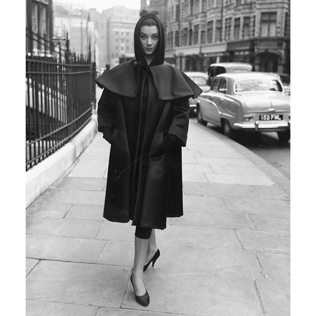 Модель в пальто от Balenciaga, 1955. Фото: erry Fincher/Keystone/Getty Images