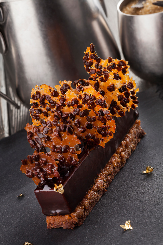 Шоколадный ганаш «Манжари» с кумкватом конфи и шоколадным мороженым с перцем чили (450 р.)
