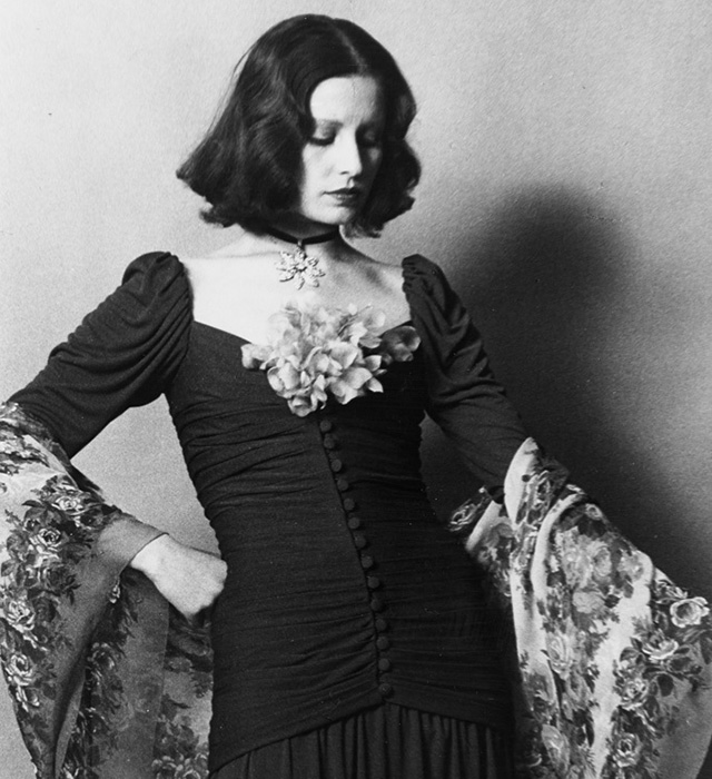 Модель в шелковом платье из коллекции Yves Saint Laurent Haute Couture весна-лето 1971