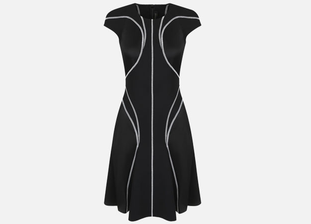 Платье, Versace<p><a style=\"\" target=\"_blank\" href=\"https://www.tsum.ru/catalog/platya-2503/pritalennoe_mini_plate_s_kruglym_vyrezom-5215840-color-chernyy.html\">ЦУМ</a></p>