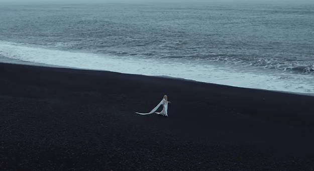 Аврил Лавин поет на берегу океана в клипе на песню «Head Above Water»