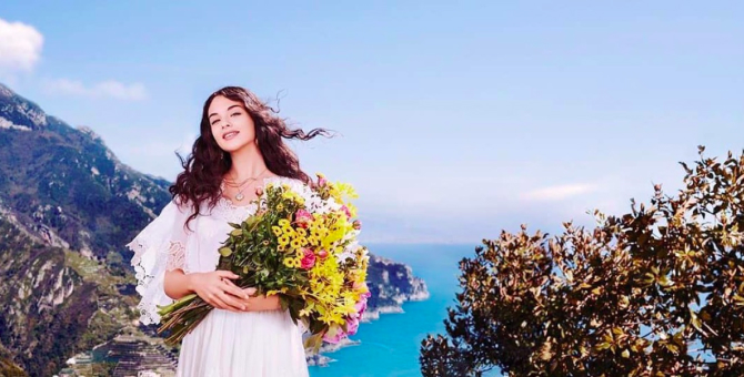 Дочь Моники Беллуччи и Венсана Касселя позирует с цветами в кампании Dolce & Gabbana