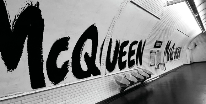 В Лондоне, Париже и Нью-Йорке появились граффити от Alexander McQueen
