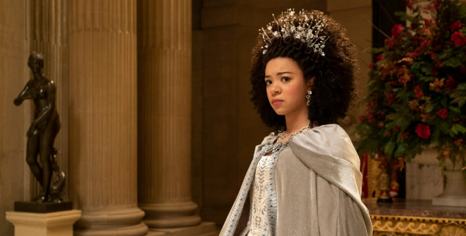 Netflix поделился первым кадром из приквела «Бриджертонов» о молодой королеве Шарлотте