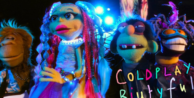 В новом клипе Coldplay снялась кукольная группа The Weirdos