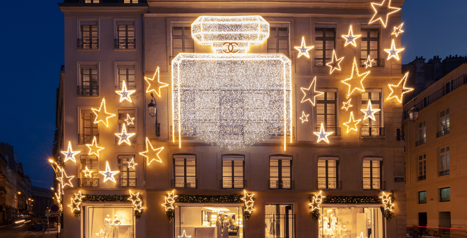 Chanel установил новогоднюю инсталляцию в Париже