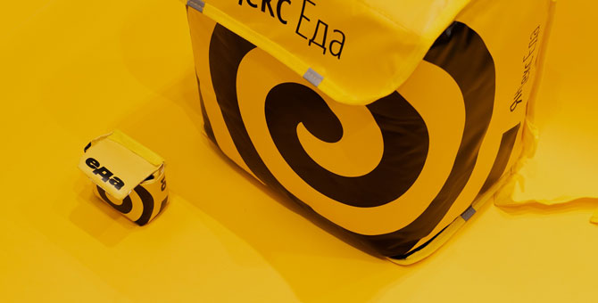 Сумочка а-ля Jacquemus и кольцо-вилка в сувенирной коллекции «Яндекс.Еды»
