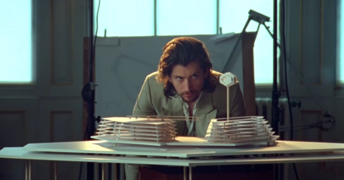 Arctic Monkeys выпустила сюрреалистичный клип на песню «Four Out Of Five»