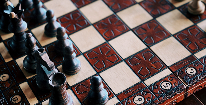 Игра в шахматы закончилась страстной еблей на диване на altaifish.ru